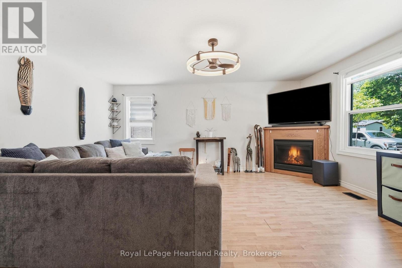 117 Quebec Street, Goderich (Goderich (Town)), ON - Indoor Photo Showing Living Room With Fireplace