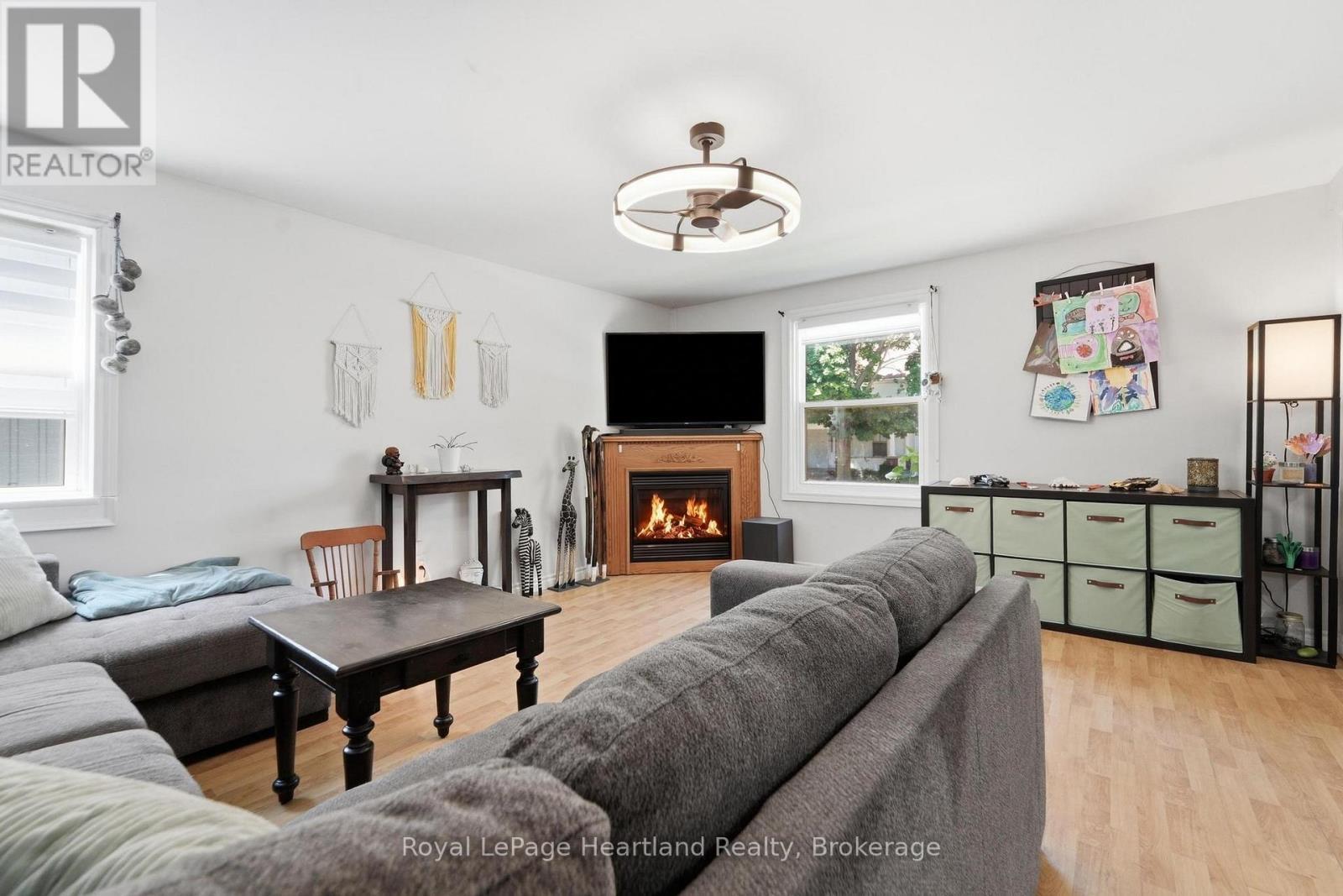 117 Quebec Street, Goderich (Goderich (Town)), ON - Indoor Photo Showing Living Room With Fireplace