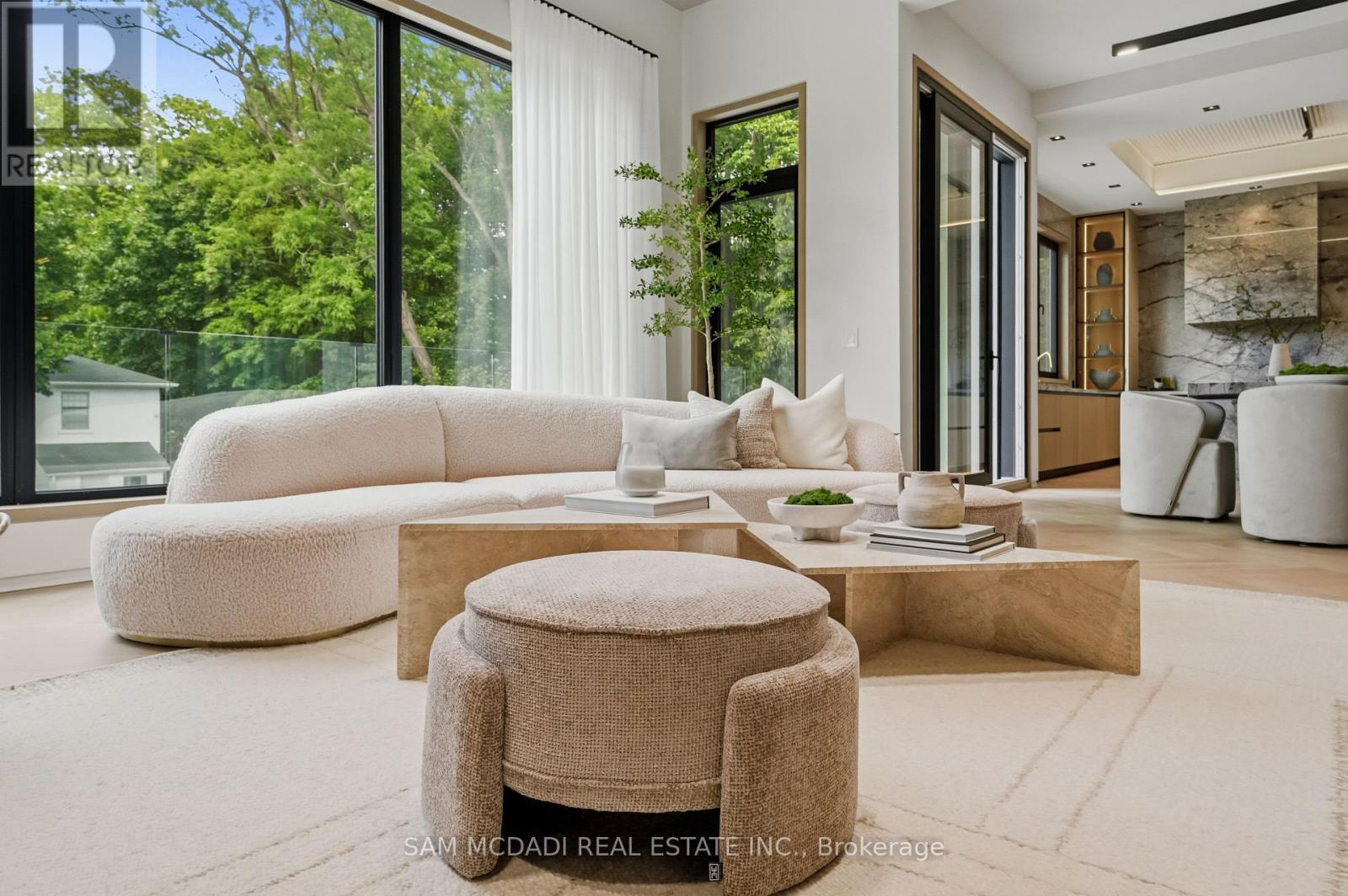 10 Peter Morse Way, Vaughan, ON - Indoor Photo Showing Living Room
