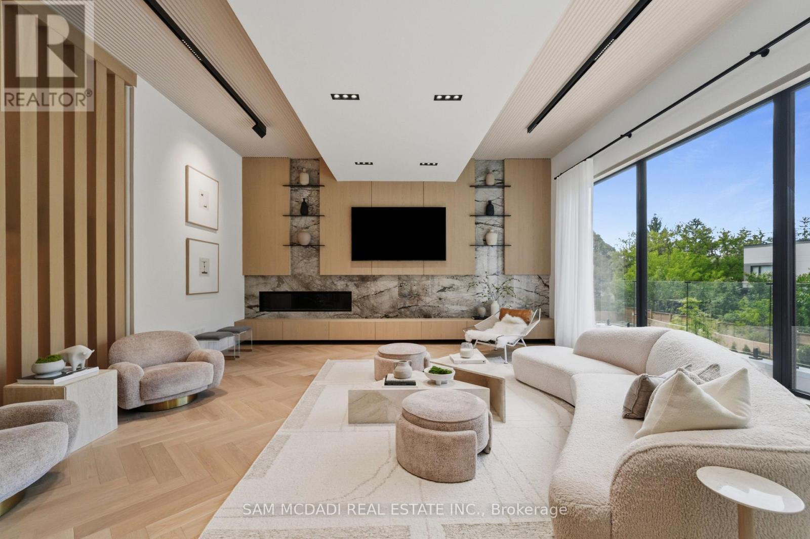 10 Peter Morse Way, Vaughan, ON - Indoor Photo Showing Living Room