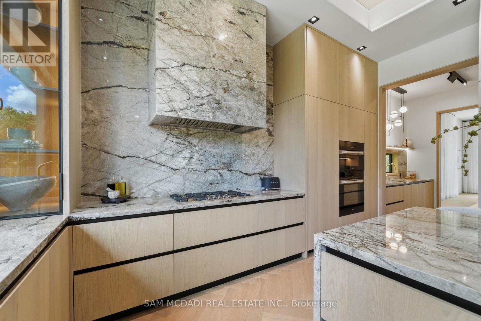 10 Peter Morse Way, Vaughan, ON - Indoor Photo Showing Kitchen With Upgraded Kitchen