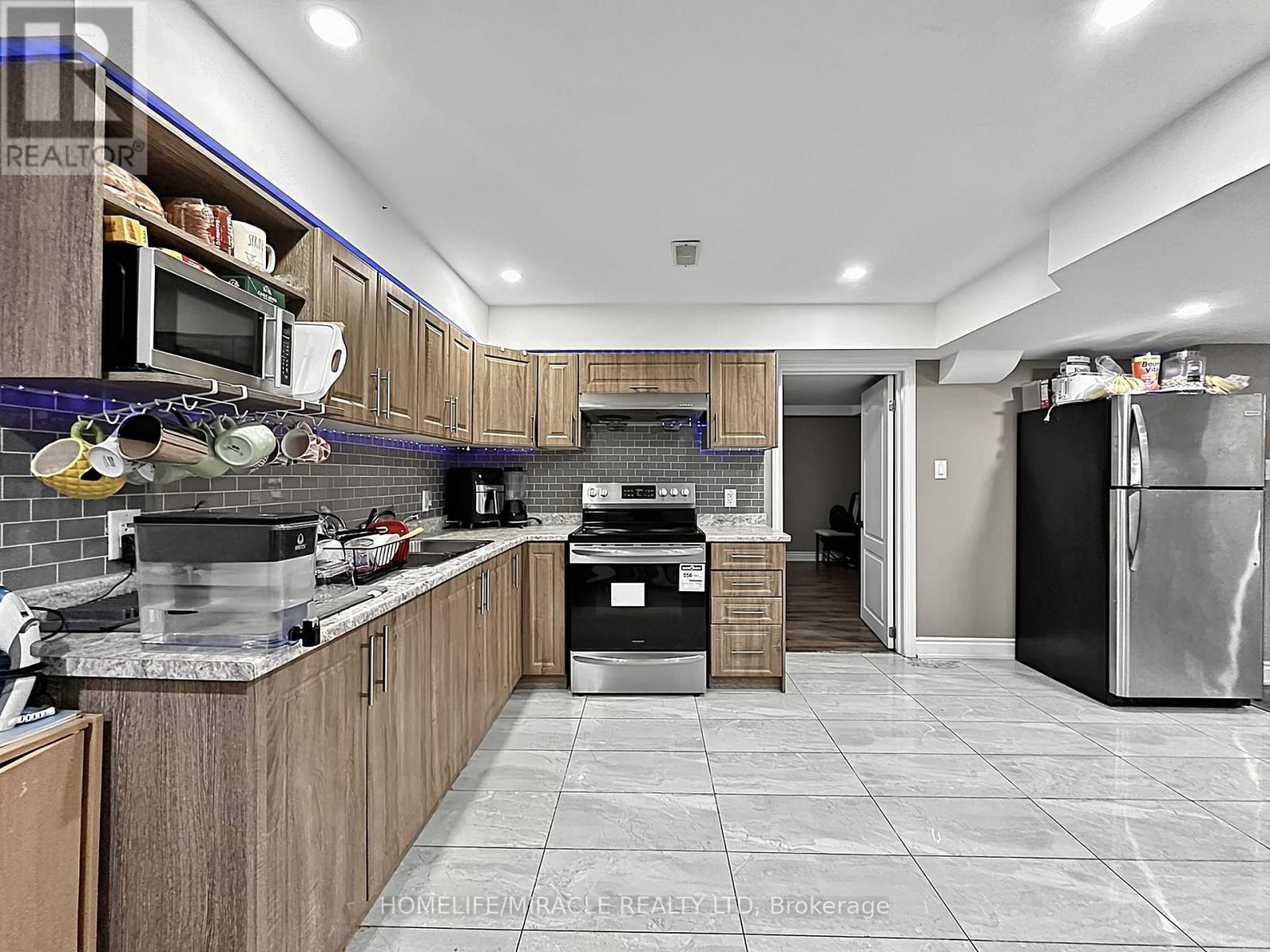 6 Divinity Circle, Brampton, ON - Indoor Photo Showing Kitchen With Stainless Steel Kitchen