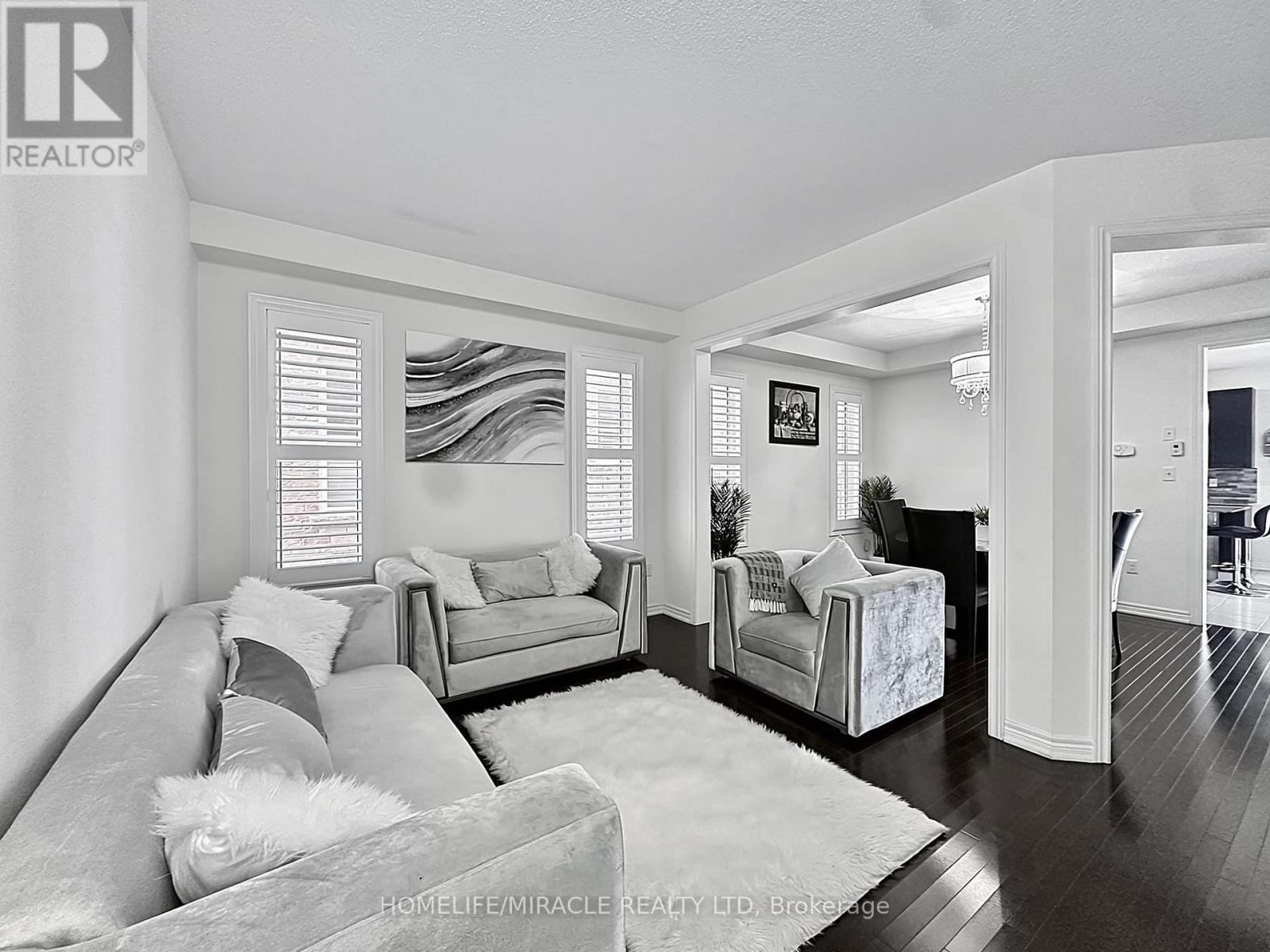 6 Divinity Circle, Brampton, ON - Indoor Photo Showing Living Room