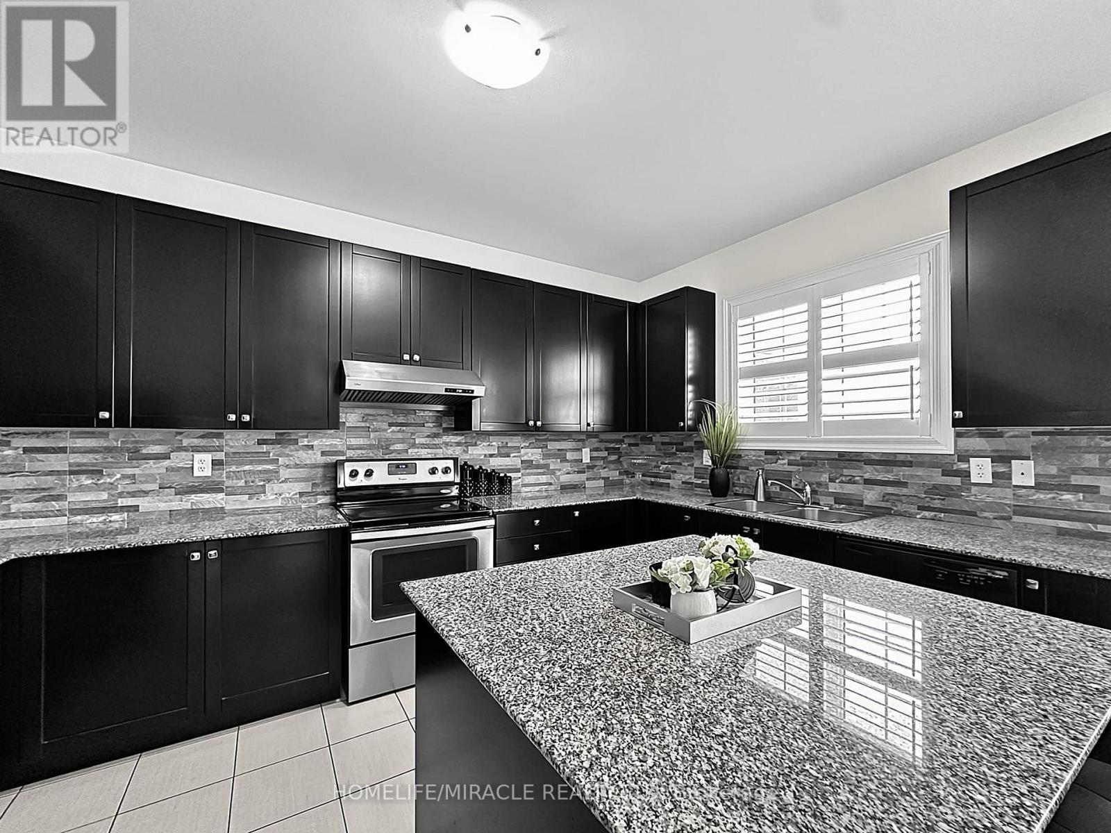 6 Divinity Circle, Brampton, ON - Indoor Photo Showing Kitchen With Double Sink With Upgraded Kitchen