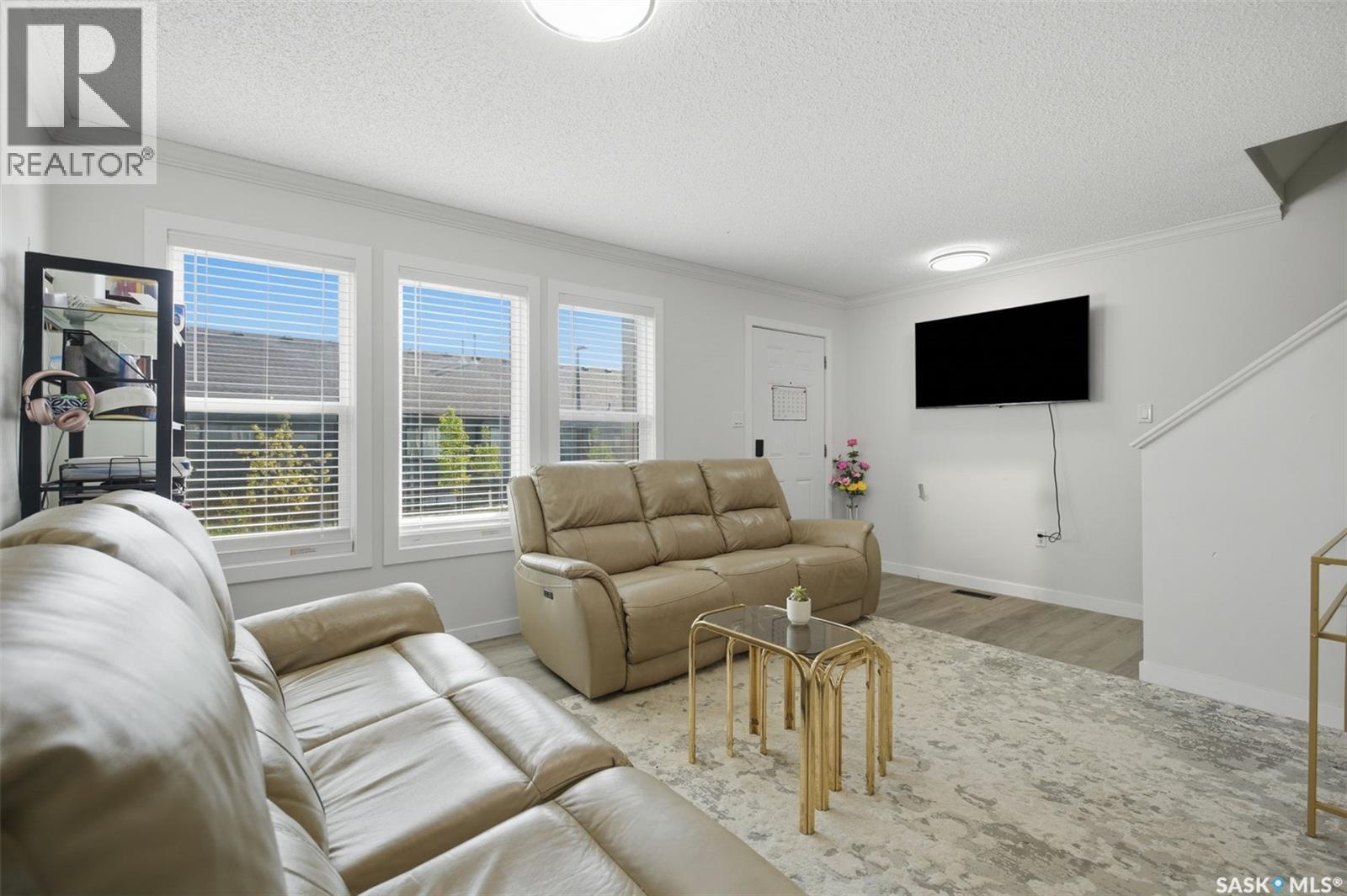 70 235 Rosewood Boulevard E, Saskatoon, SK - Indoor Photo Showing Living Room
