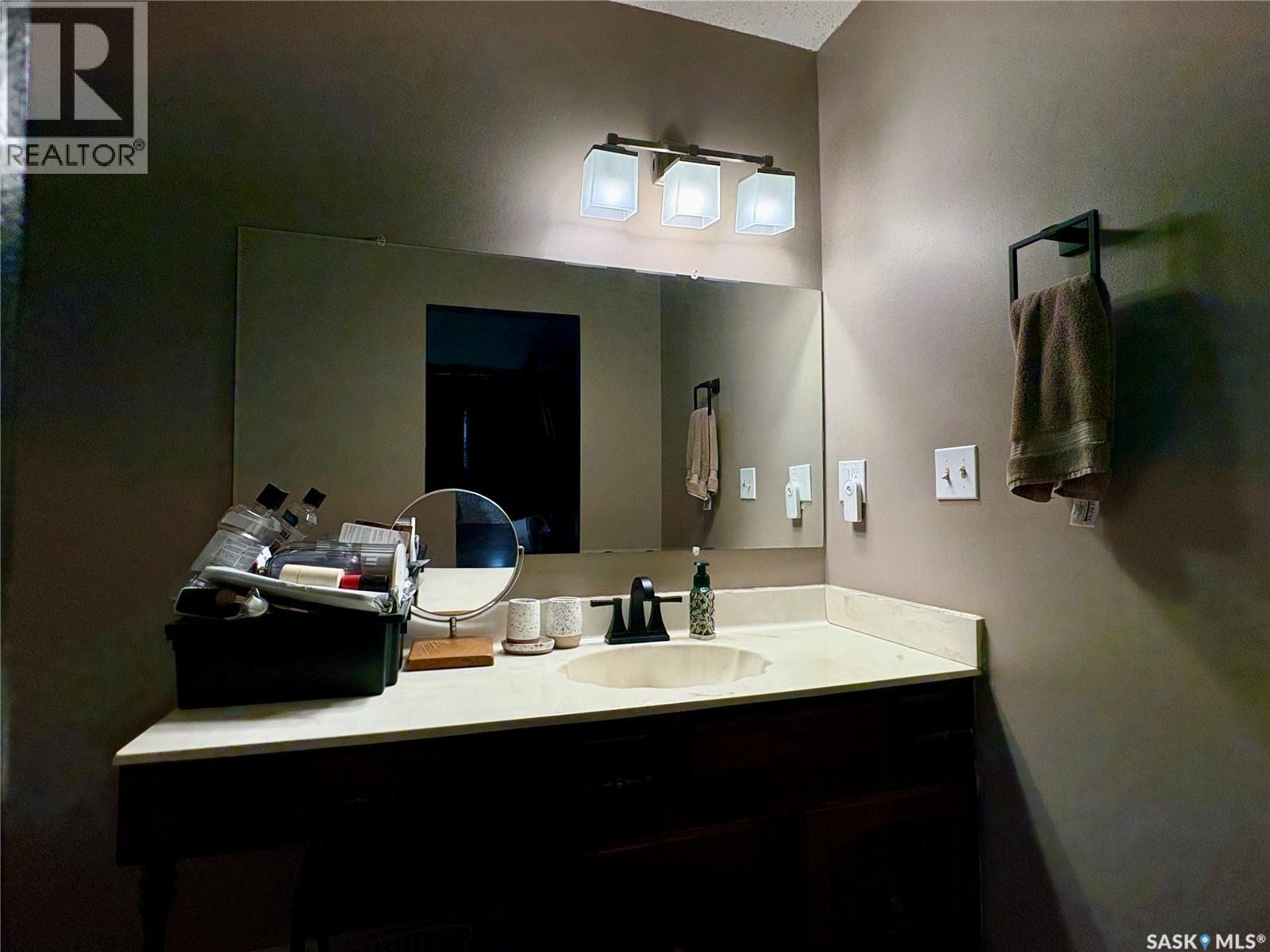 105 5Th Avenue, Hodgeville, SK - Indoor Photo Showing Bathroom