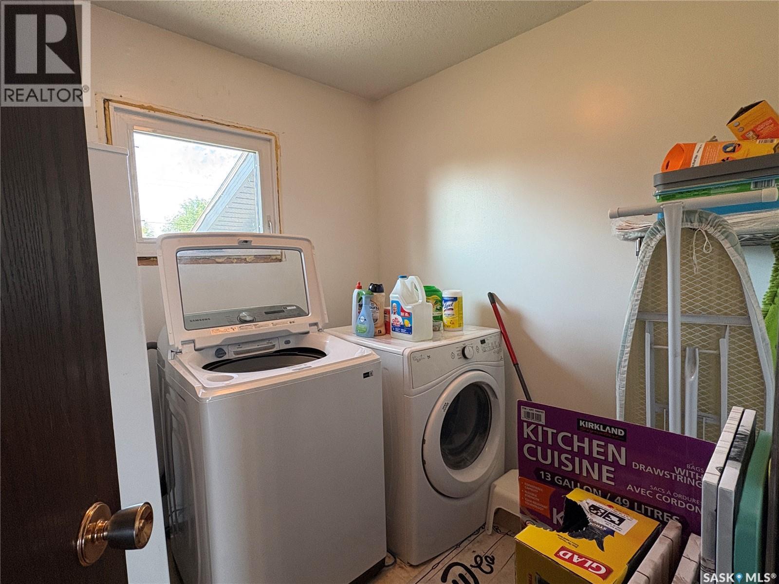 105 5Th Avenue, Hodgeville, SK - Indoor Photo Showing Laundry Room