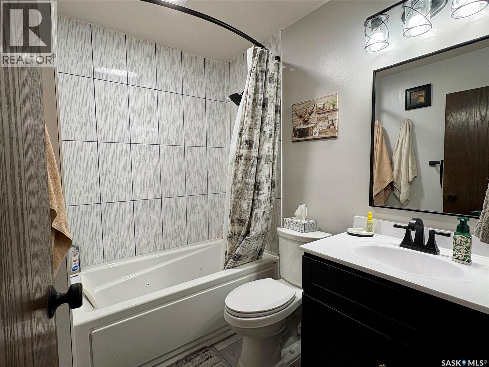 105 5Th Avenue, Hodgeville, SK - Indoor Photo Showing Bathroom
