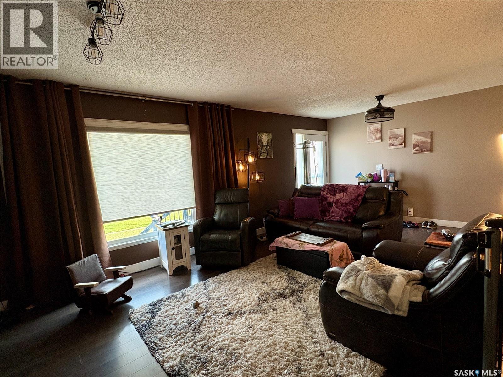 105 5Th Avenue, Hodgeville, SK - Indoor Photo Showing Living Room
