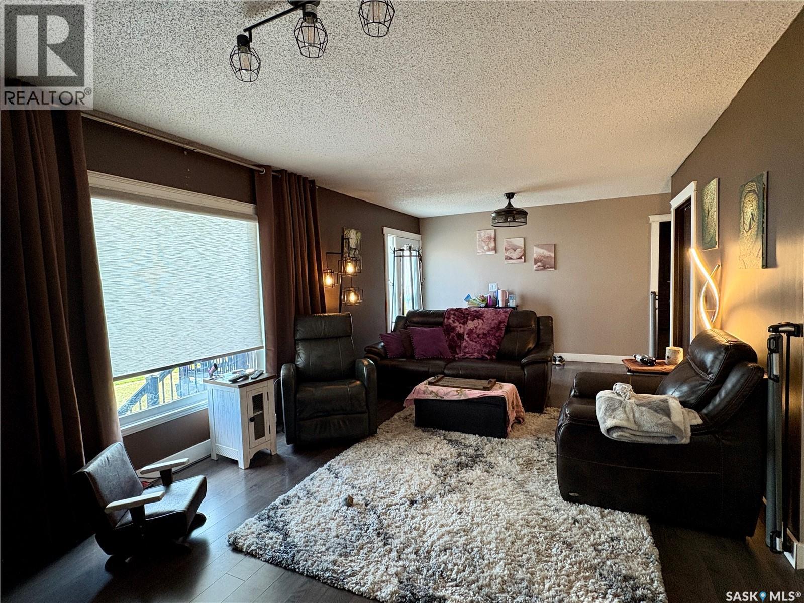 105 5Th Avenue, Hodgeville, SK - Indoor Photo Showing Living Room