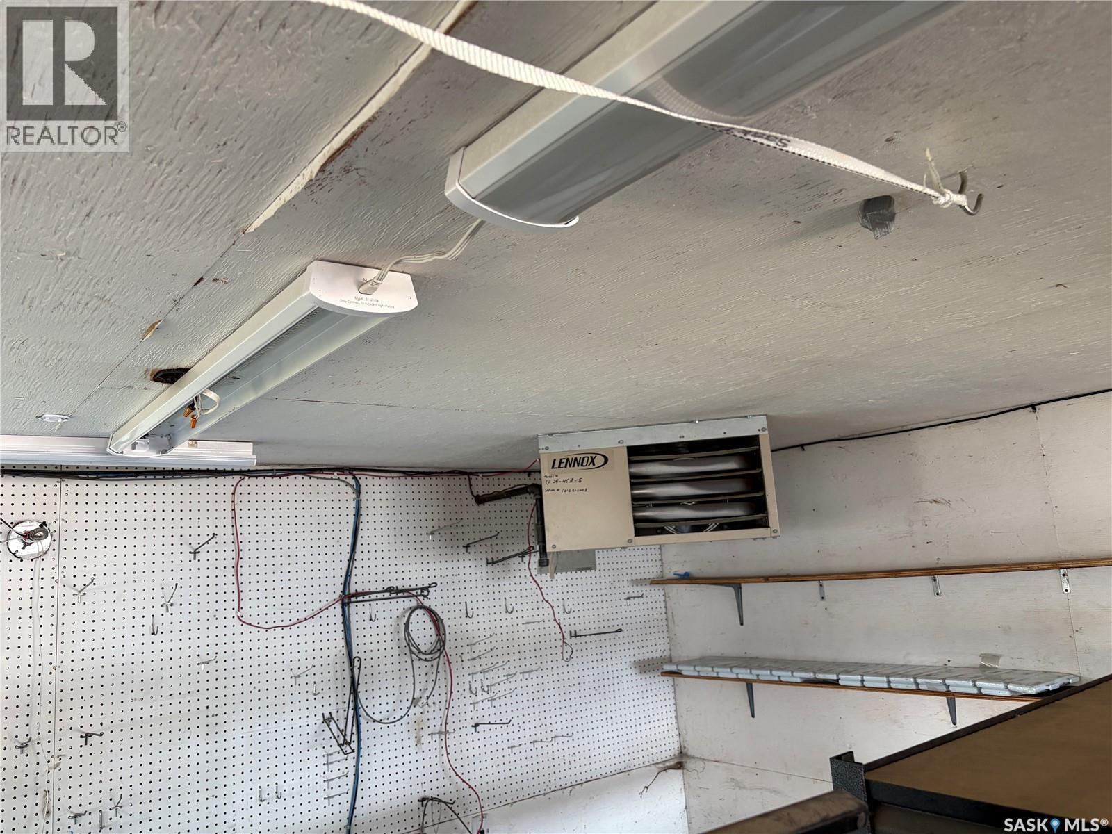 105 5Th Avenue, Hodgeville, SK - Indoor