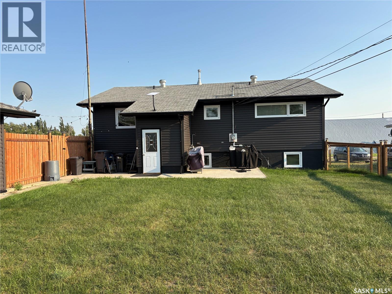 105 5Th Avenue, Hodgeville, SK - Outdoor