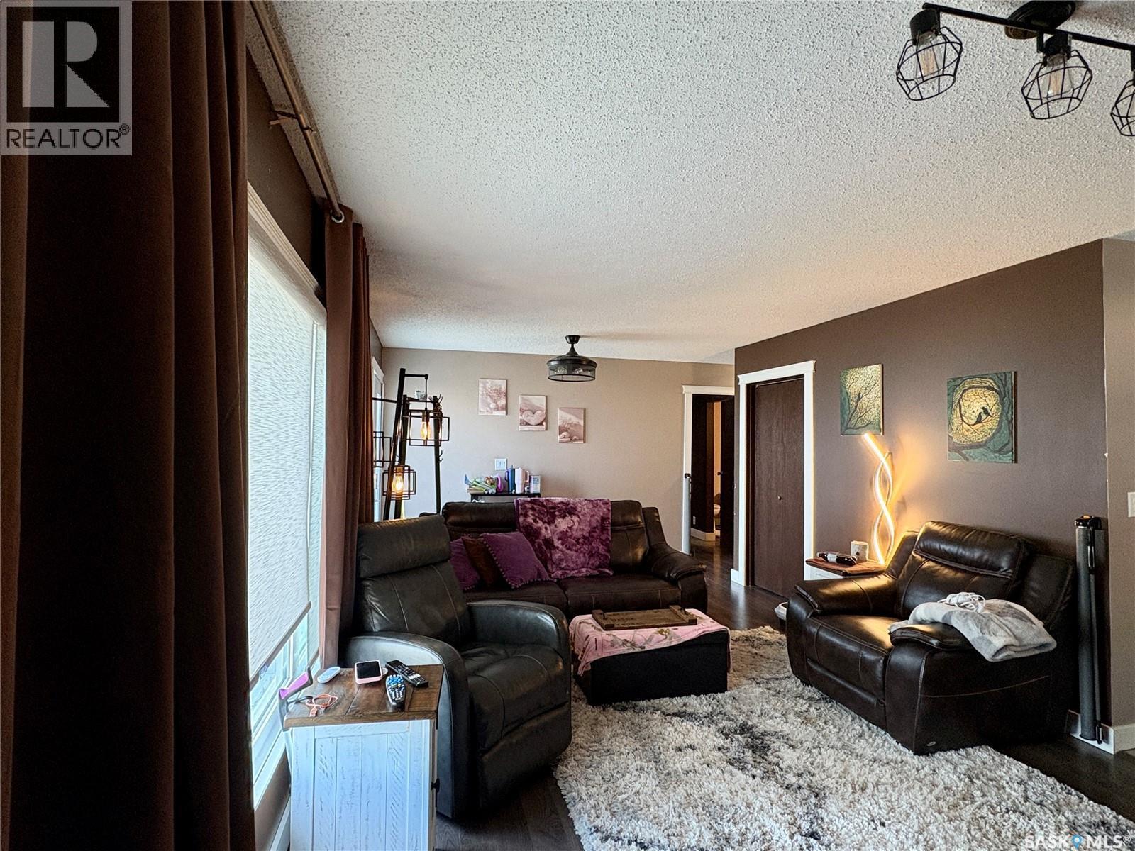 105 5Th Avenue, Hodgeville, SK - Indoor Photo Showing Living Room