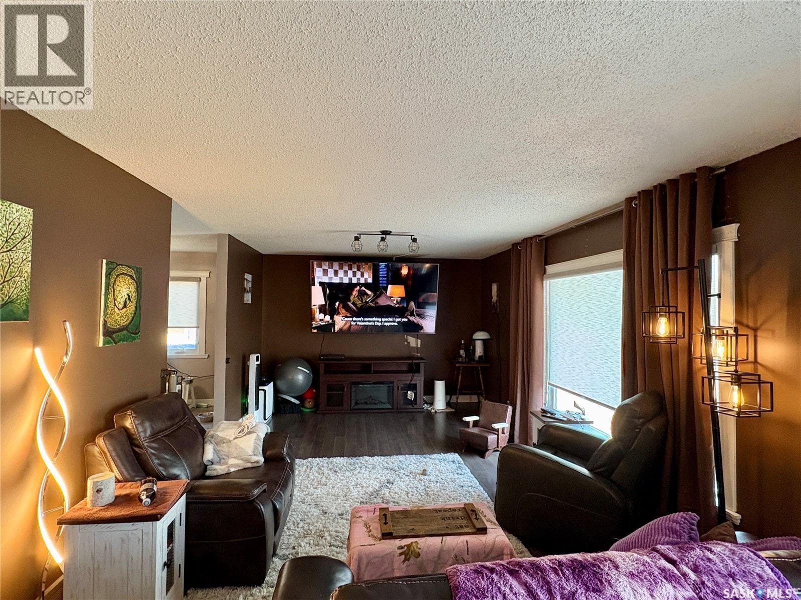 105 5Th Avenue, Hodgeville, SK - Indoor Photo Showing Living Room
