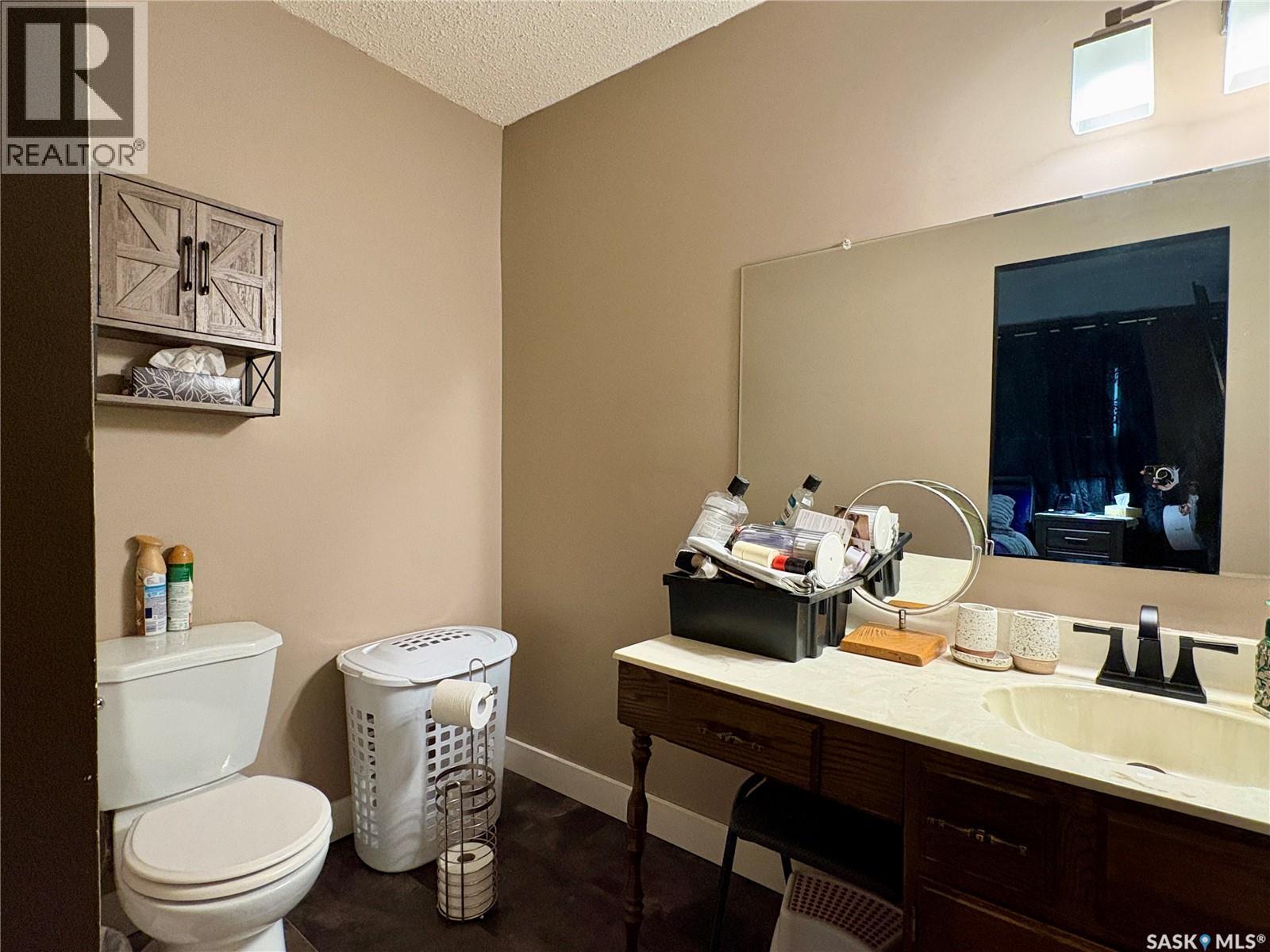 105 5Th Avenue, Hodgeville, SK - Indoor Photo Showing Bathroom