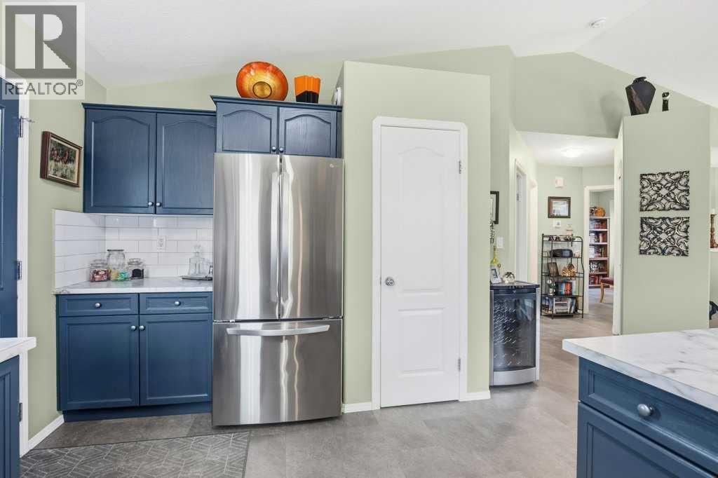 10 Hansen Close, Sylvan Lake, AB - Indoor Photo Showing Kitchen With Stainless Steel Kitchen