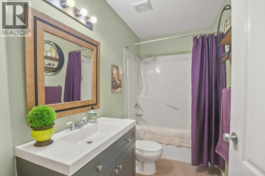 10 Hansen Close, Sylvan Lake, AB - Indoor Photo Showing Bathroom