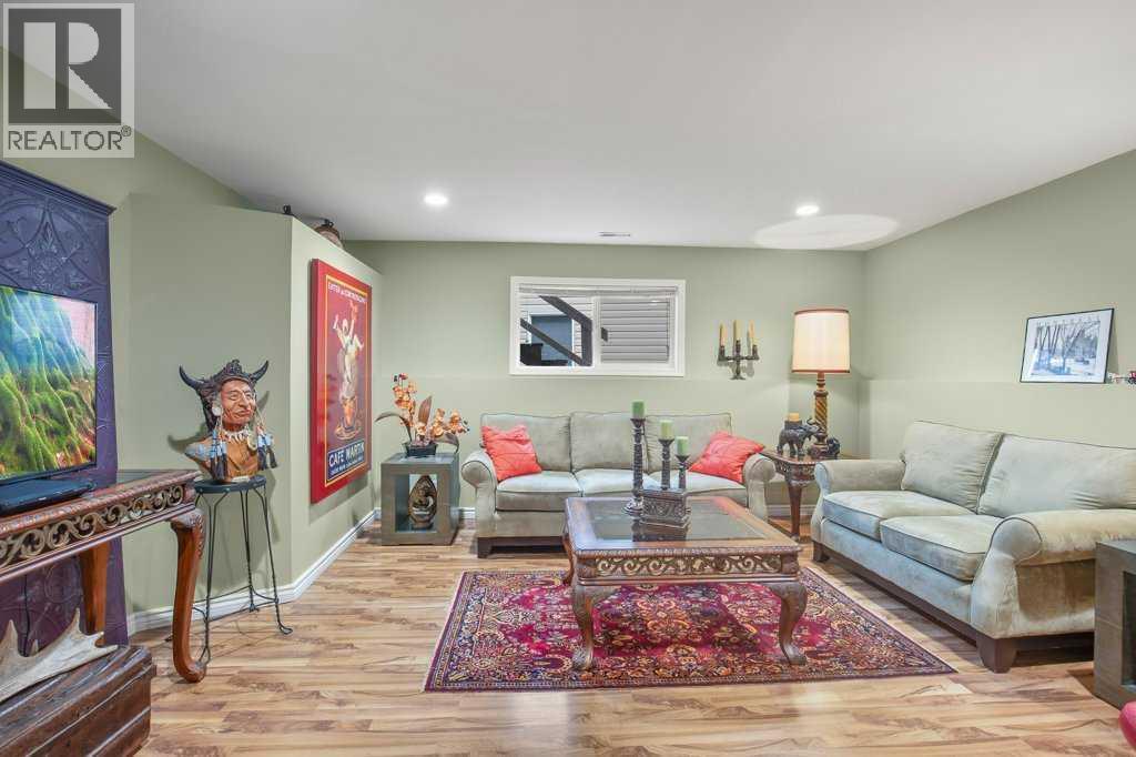 10 Hansen Close, Sylvan Lake, AB - Indoor Photo Showing Living Room