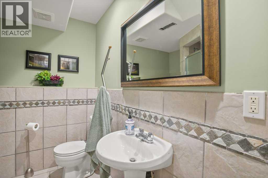 10 Hansen Close, Sylvan Lake, AB - Indoor Photo Showing Bathroom
