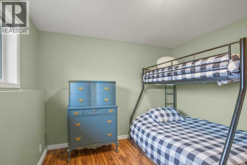 10 Hansen Close, Sylvan Lake, AB - Indoor Photo Showing Bedroom
