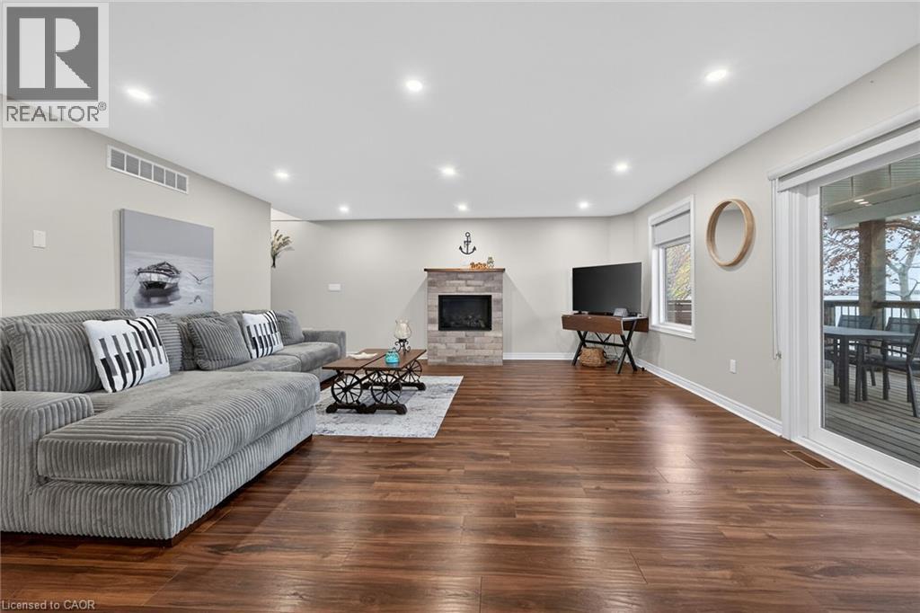 12073 Augustine Road, Wainfleet, ON - Indoor Photo Showing Living Room