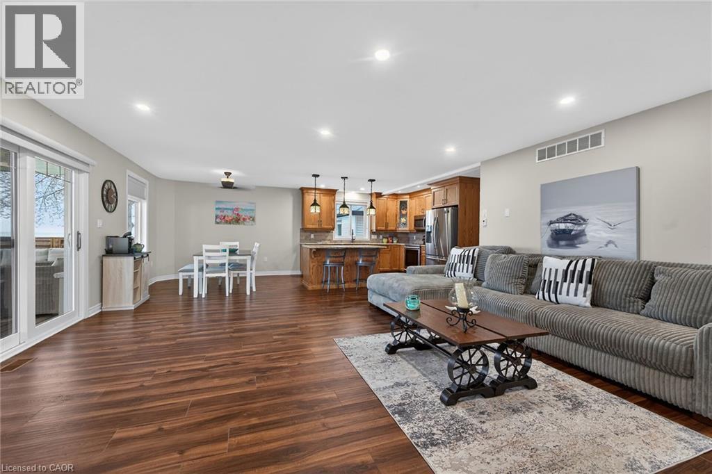 12073 Augustine Road, Wainfleet, ON - Indoor Photo Showing Living Room