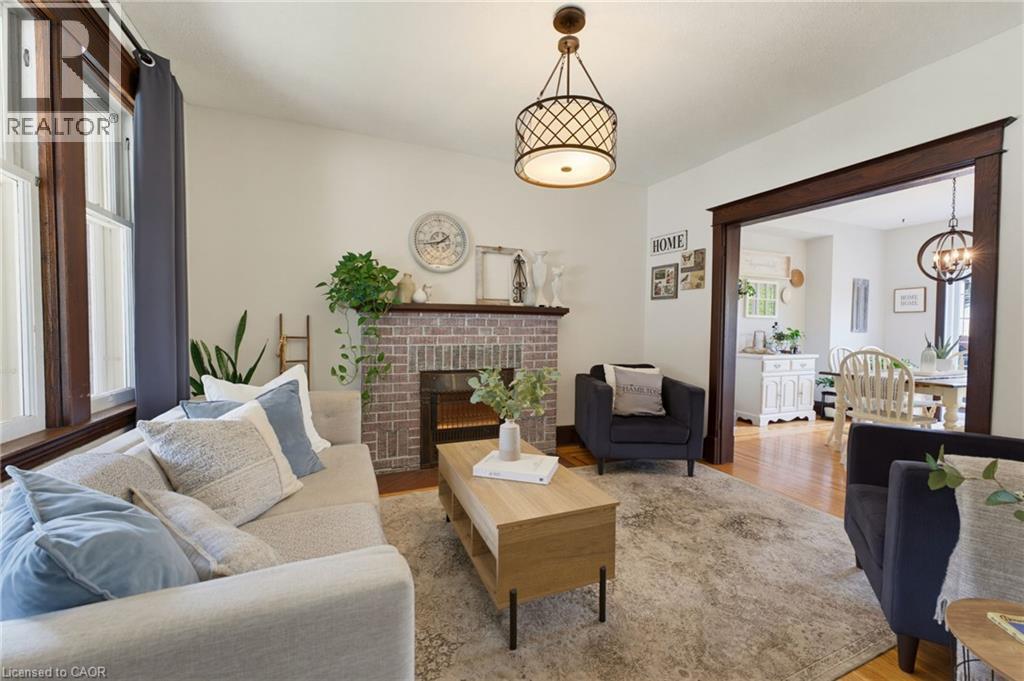 394 Charlton Avenue W, Hamilton, ON - Indoor Photo Showing Living Room With Fireplace