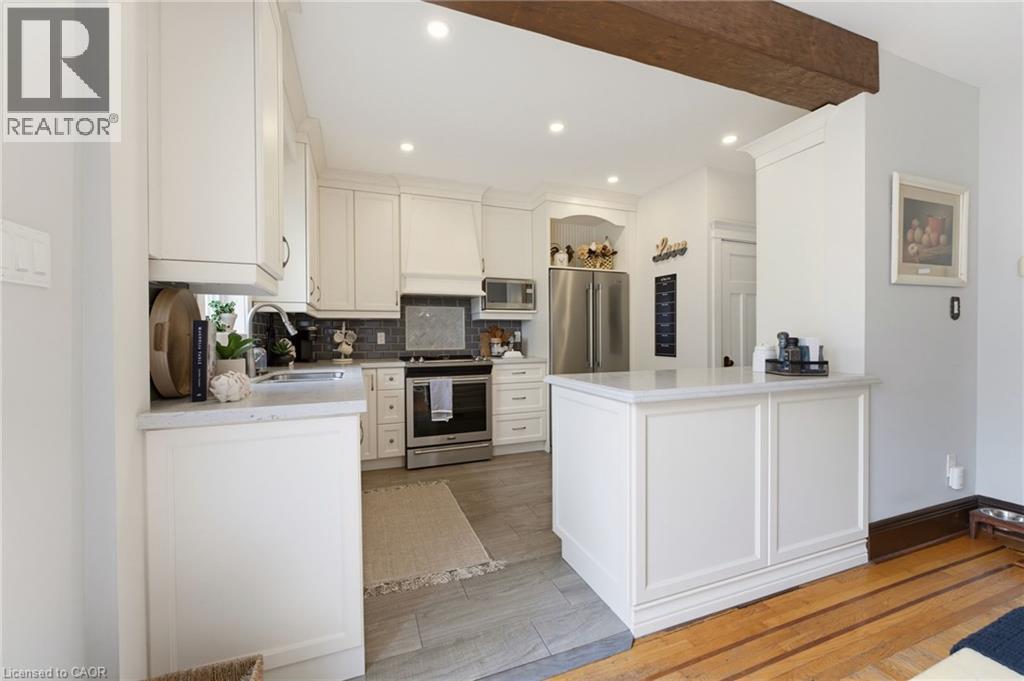 394 Charlton Avenue W, Hamilton, ON - Indoor Photo Showing Kitchen