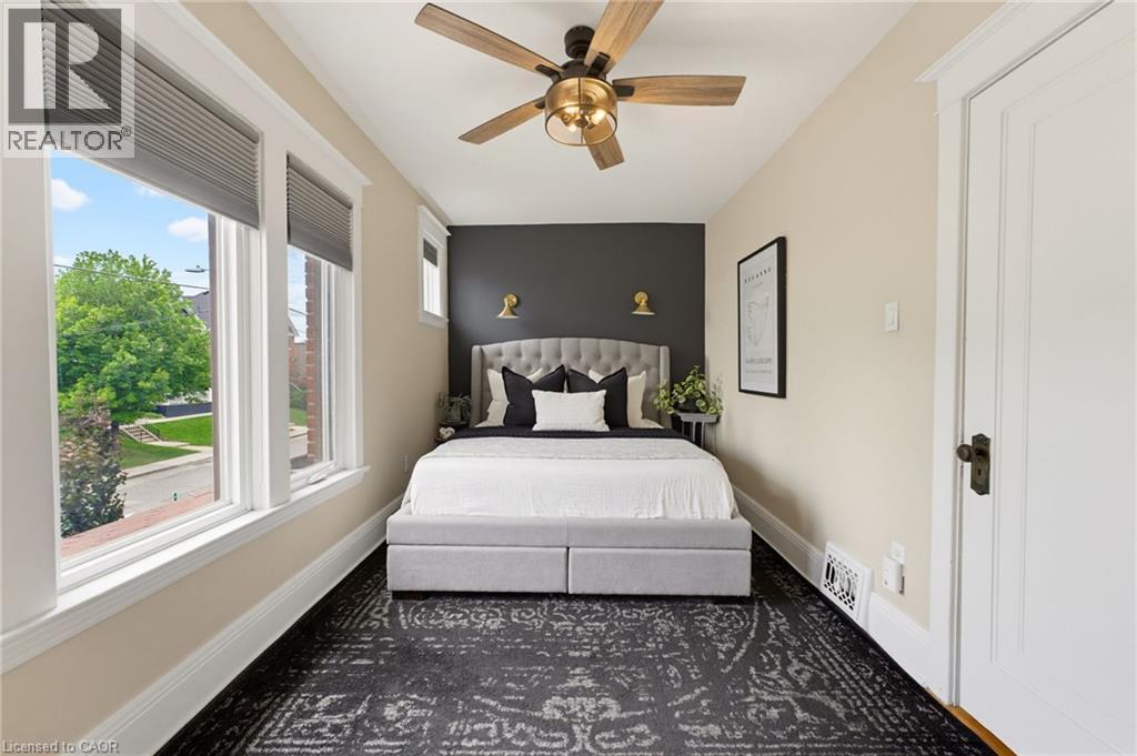 394 Charlton Avenue W, Hamilton, ON - Indoor Photo Showing Bedroom
