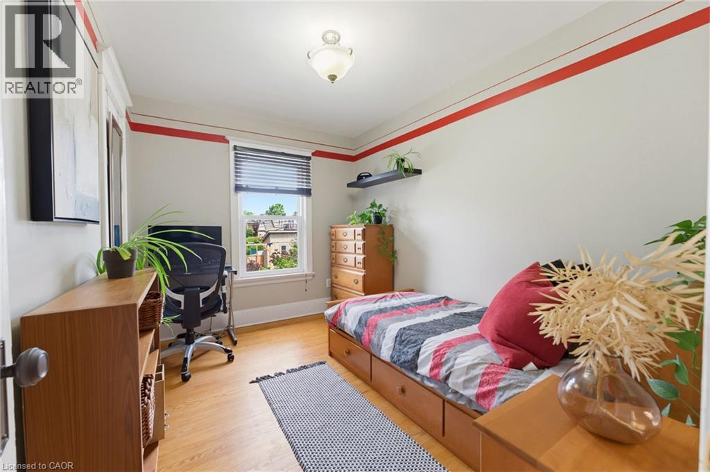 394 Charlton Avenue W, Hamilton, ON - Indoor Photo Showing Bedroom