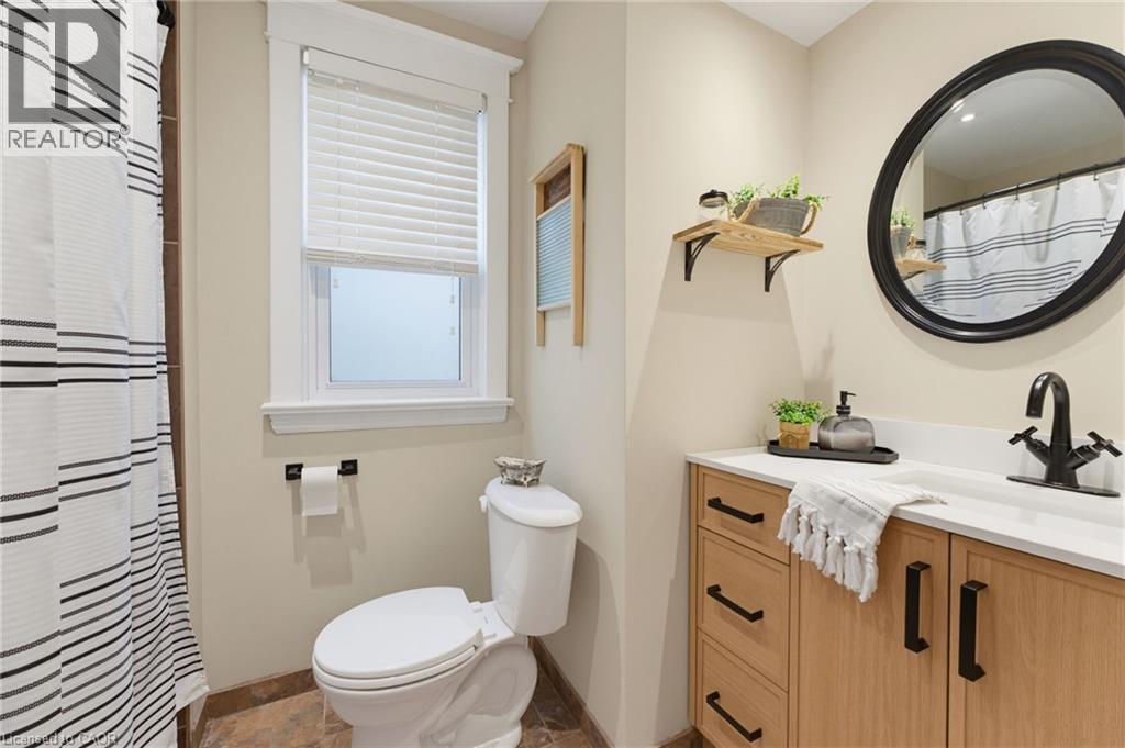 394 Charlton Avenue W, Hamilton, ON - Indoor Photo Showing Bathroom