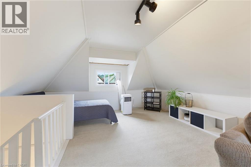 394 Charlton Avenue W, Hamilton, ON - Indoor Photo Showing Bedroom