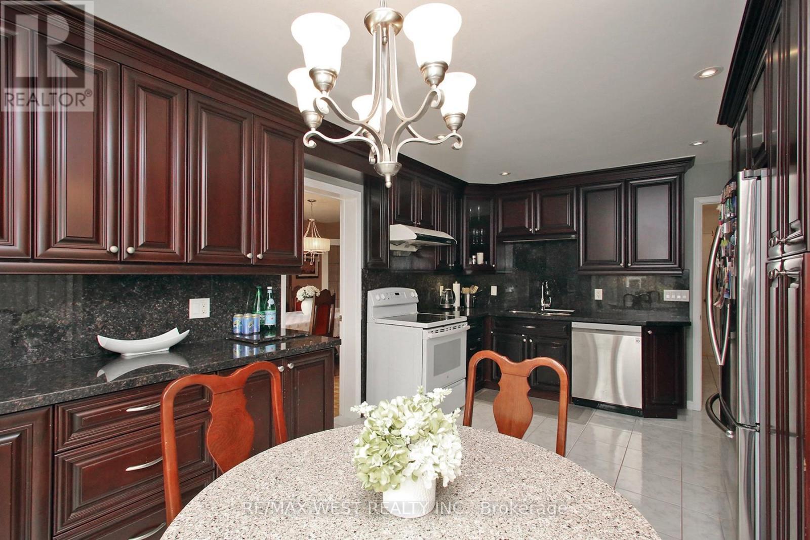 540 Louis Drive, Mississauga, ON - Indoor Photo Showing Kitchen