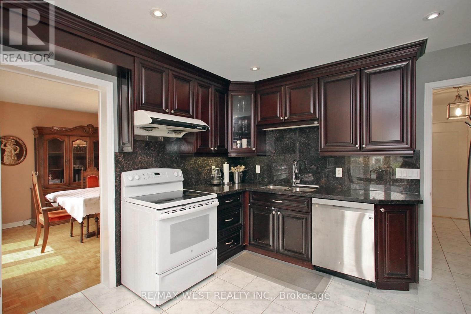 540 Louis Drive, Mississauga, ON - Indoor Photo Showing Kitchen