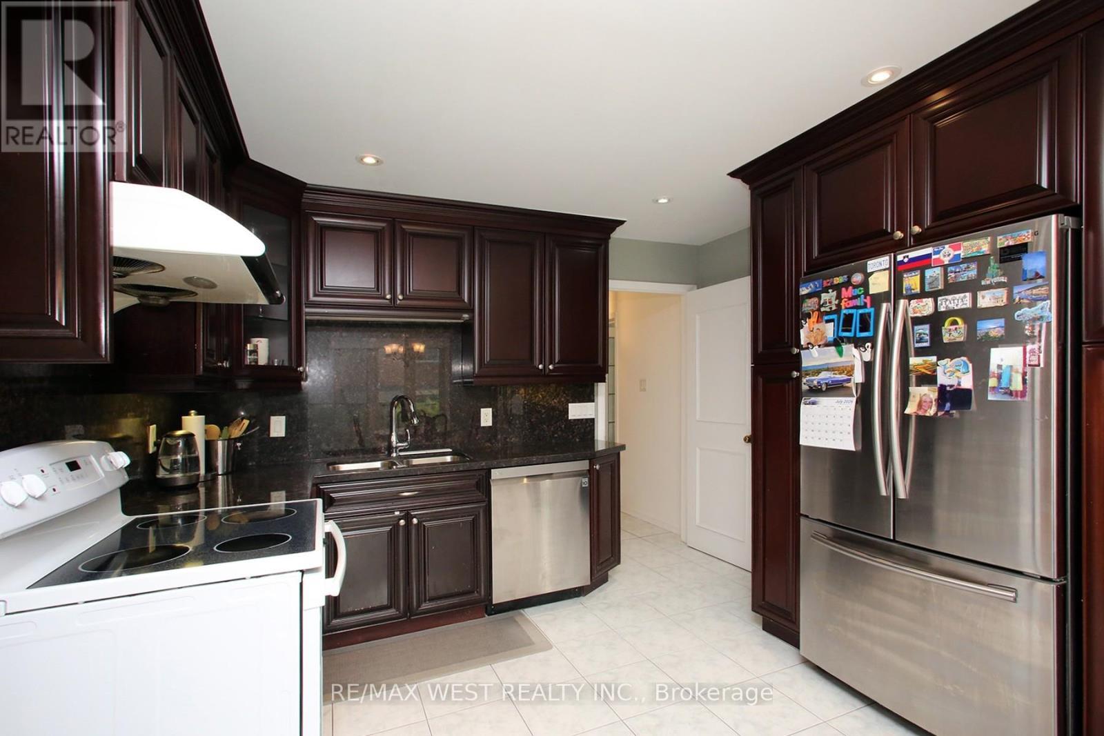 540 Louis Drive, Mississauga, ON - Indoor Photo Showing Kitchen