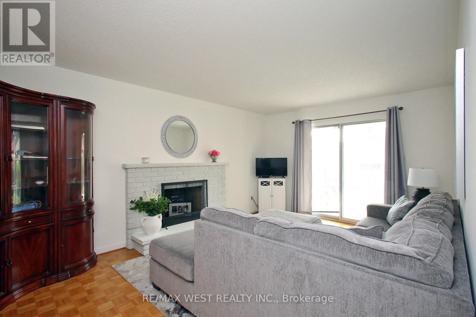 540 Louis Drive, Mississauga, ON - Indoor Photo Showing Living Room With Fireplace