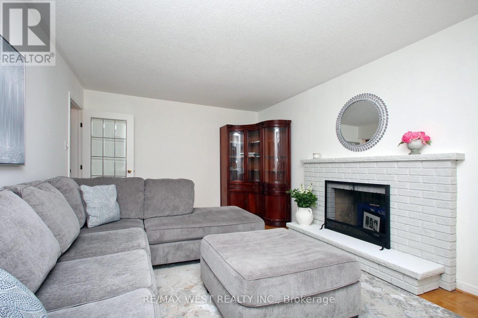 540 Louis Drive, Mississauga, ON - Indoor Photo Showing Living Room With Fireplace