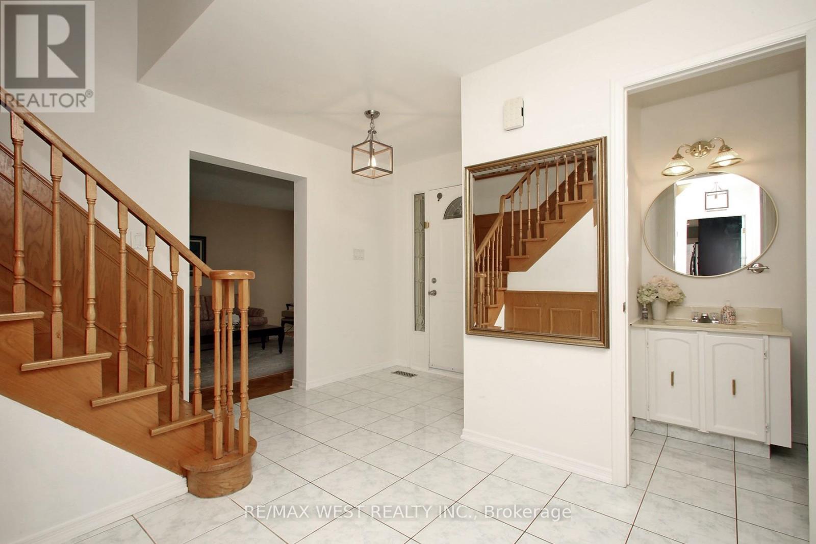 540 Louis Drive, Mississauga, ON - Indoor Photo Showing Other Room