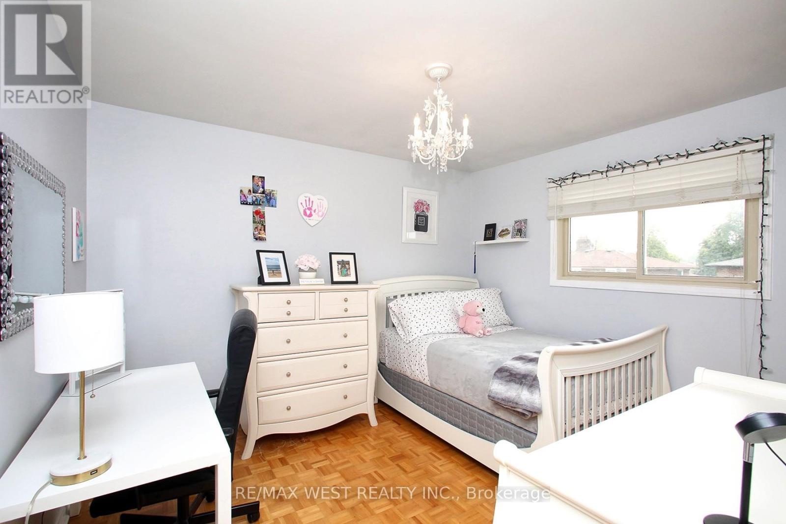 540 Louis Drive, Mississauga, ON - Indoor Photo Showing Bedroom
