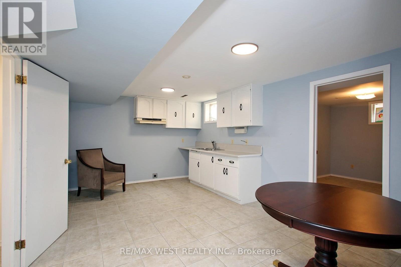540 Louis Drive, Mississauga, ON - Indoor