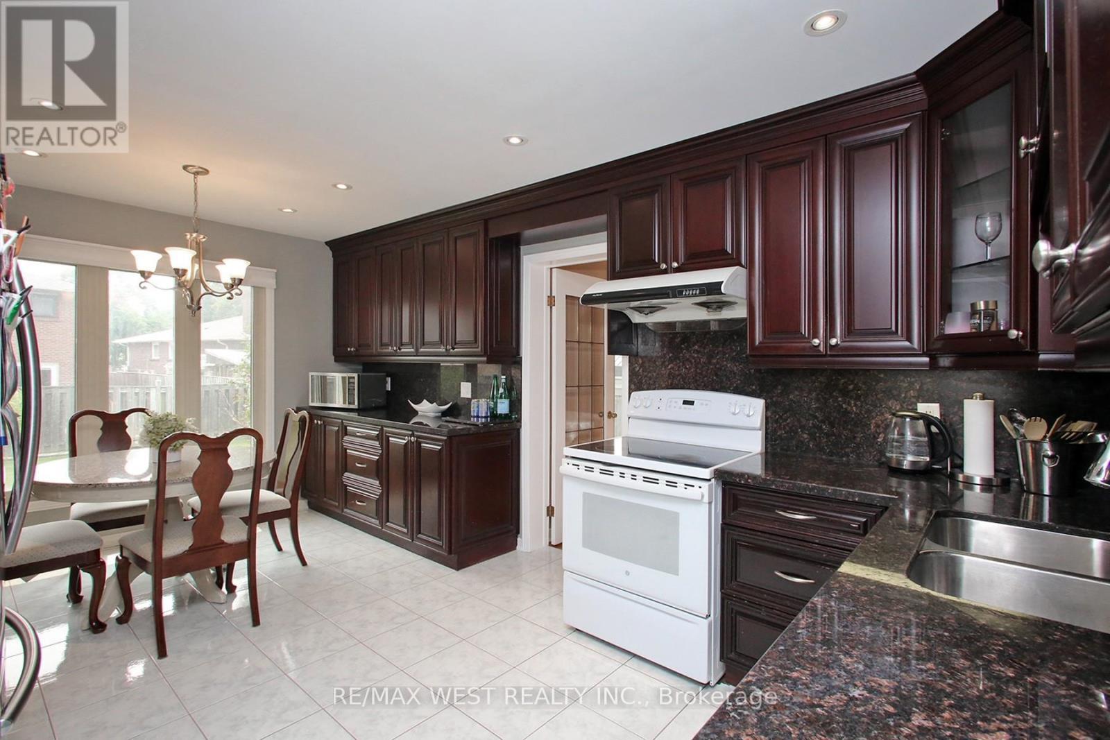 540 Louis Drive, Mississauga, ON - Indoor Photo Showing Kitchen With Double Sink