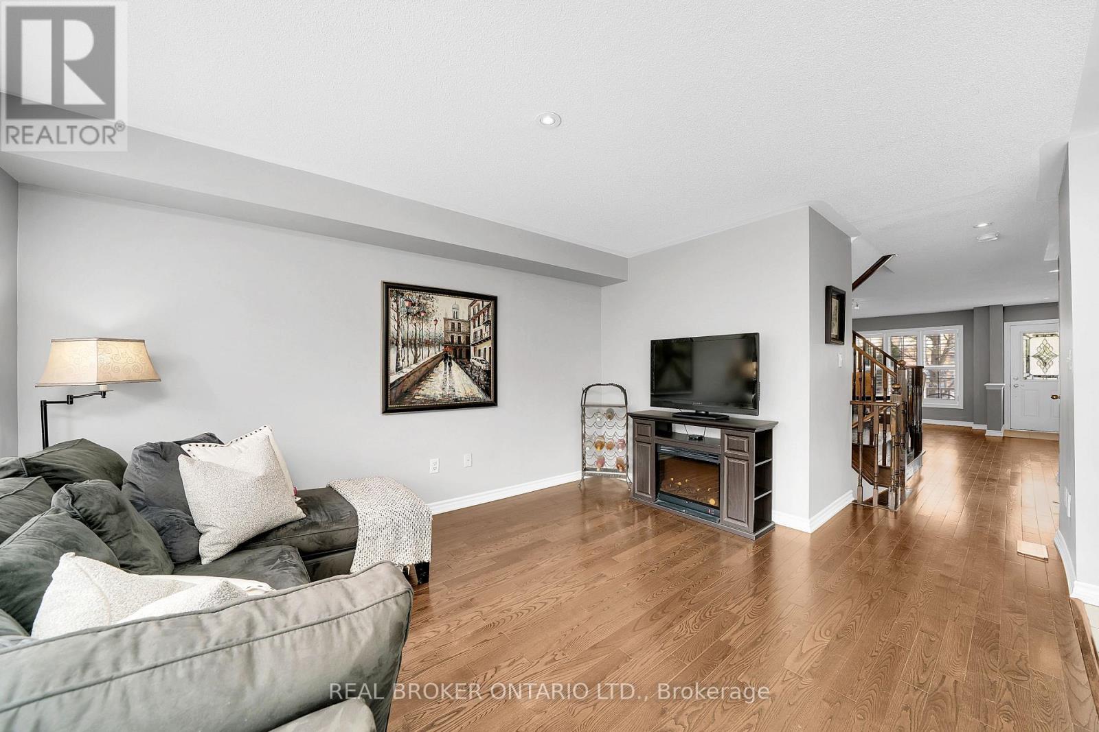 134 Mccready Drive, Milton, ON - Indoor Photo Showing Living Room