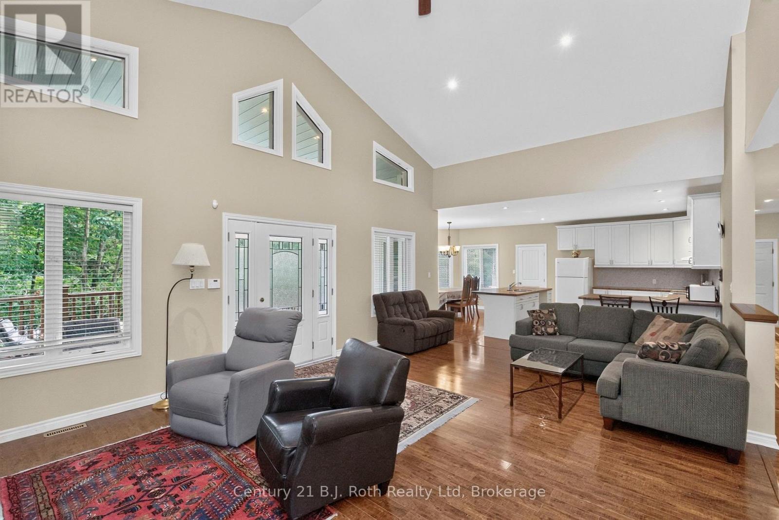 11 Rue Karola Road, Tiny, ON - Indoor Photo Showing Living Room