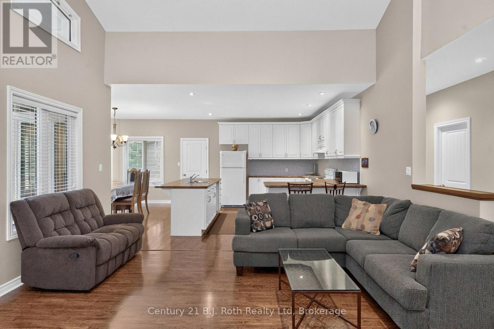 11 Rue Karola Road, Tiny, ON - Indoor Photo Showing Living Room