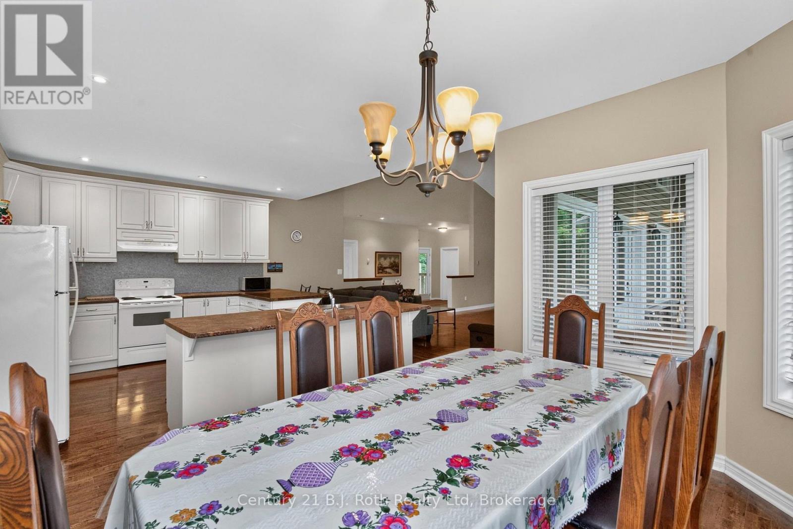 11 Rue Karola Road, Tiny, ON - Indoor Photo Showing Dining Room