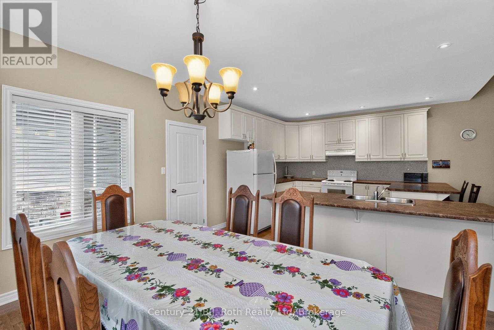 11 Rue Karola Road, Tiny, ON - Indoor Photo Showing Dining Room
