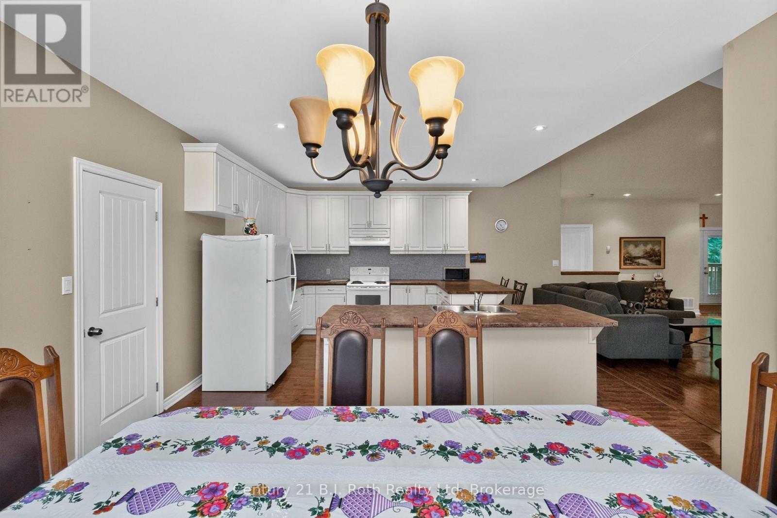 11 Rue Karola Road, Tiny, ON - Indoor Photo Showing Dining Room