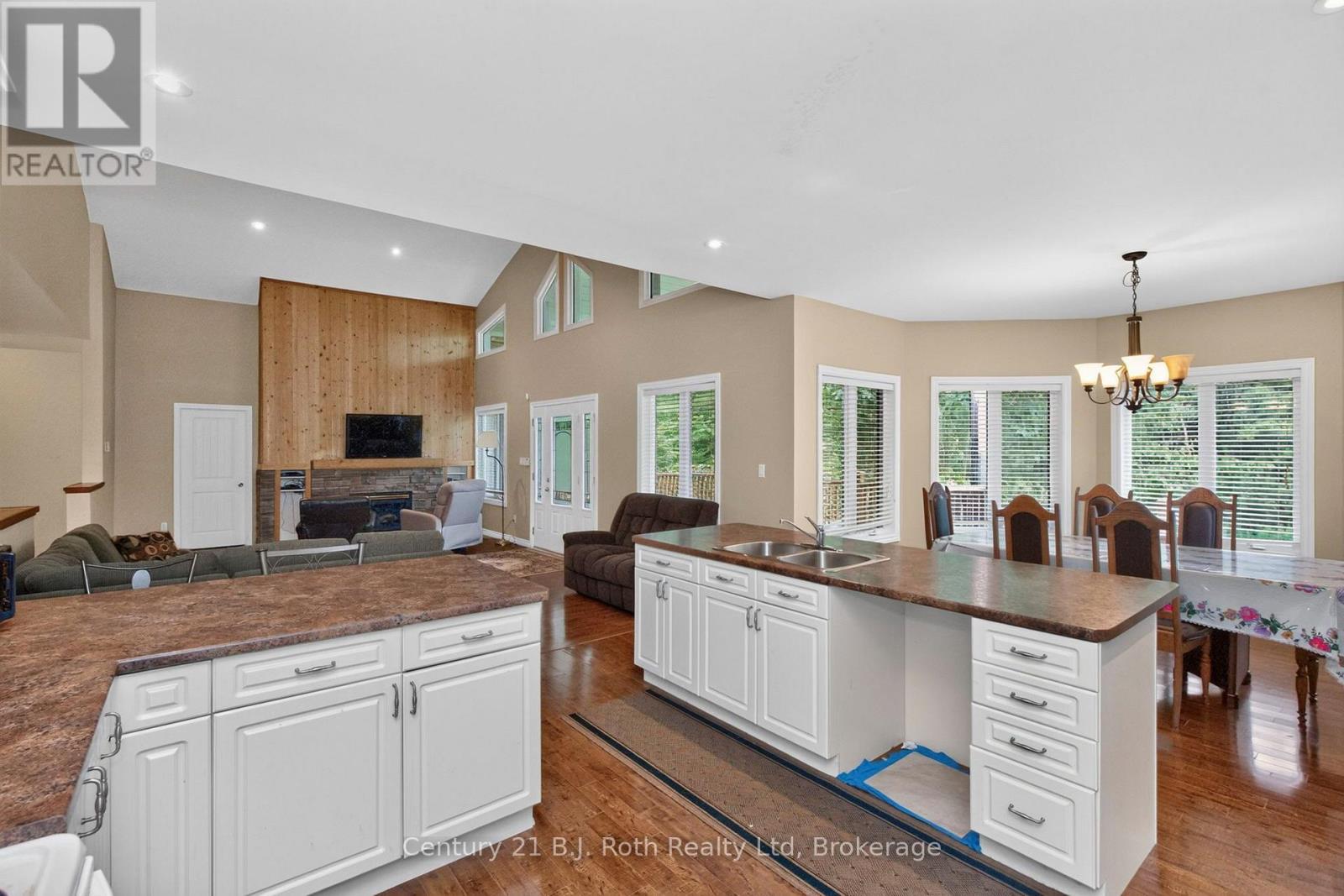 11 Rue Karola Road, Tiny, ON - Indoor Photo Showing Kitchen With Double Sink
