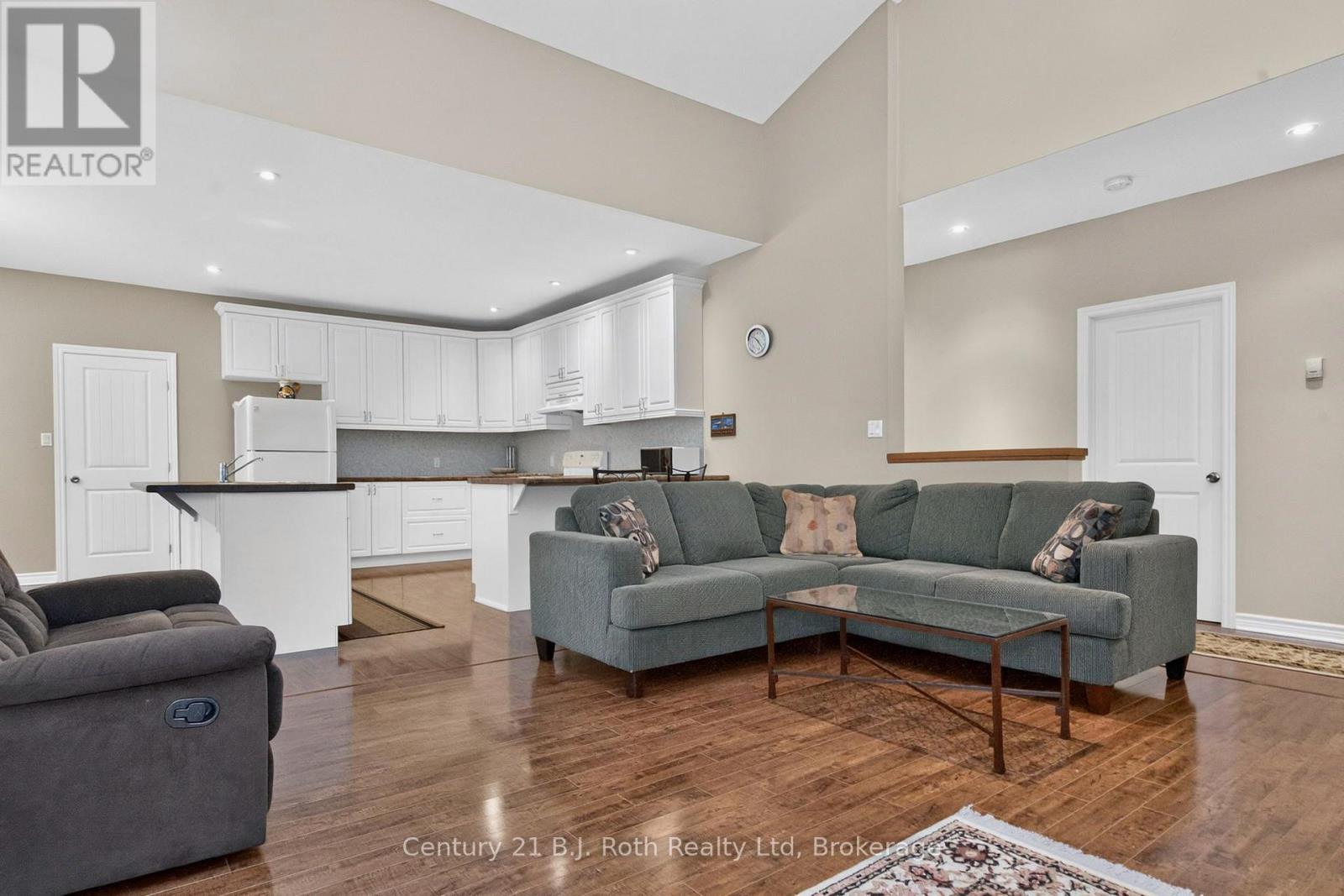 11 Rue Karola Road, Tiny, ON - Indoor Photo Showing Living Room