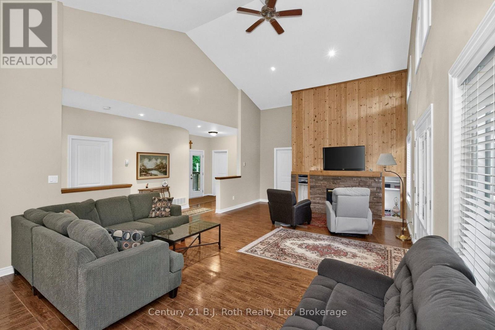 11 Rue Karola Road, Tiny, ON - Indoor Photo Showing Living Room